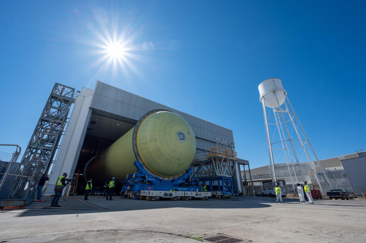 This image highlights the liquid hydrogen tank that will be used on the core stage of NASA’s Space Launch System rocket for Artemis II, the first crewed mission of NASA’s Artemis program. The tank is being built at NASA’s Michoud Assembly Facility in New Orleans. The SLS core stage is made up of five unique elements: the forward skirt, liquid oxygen tank, intertank, liquid hydrogen tank, and the engine section. The liquid hydrogen tank holds 537,000 gallons of liquid hydrogen cooled to minus 423 degrees Fahrenheit and sits between the core stage’s intertank and engine section. The liquid hydrogen hardware, along with the liquid oxygen tank, will provide propellant to the four RS-25 engines at the bottom of the cores stage to produce more than two million pounds of thrust to launch NASA’s Artemis missions to the Moon. Together with its four RS-25 engines, the rocket’s massive 212-foot-tall core stage — the largest stage NASA has ever built — and its twin solid rocket boosters will produce 8.8 million pounds of thrust to send NASA’s Orion spacecraft, astronauts and supplies beyond Earth’s orbit to the Moon and, ultimately, Mars. Offering more payload mass, volume capability and energy to speed missions through space, the SLS rocket, along with NASA’s Gateway in lunar orbit, the human landing system, and Orion spacecraft, is part of NASA’s backbone for deep space exploration and the Artemis lunar program. No other rocket can send astronauts in Orion around the Moon in a single mission.